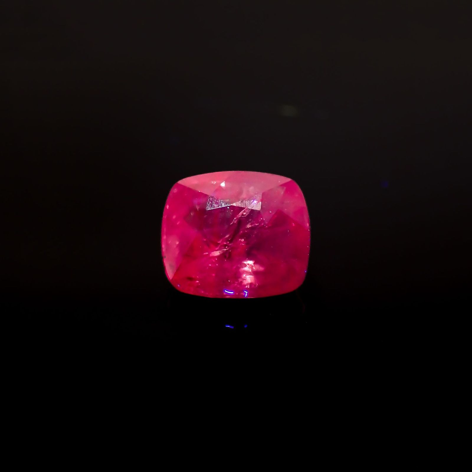 パープルサファイア(宝石名パープル・サファイア)カシミール産 ソ付(彩珠) 2.390ct / 8.2x7.3mm前後 [251018937]