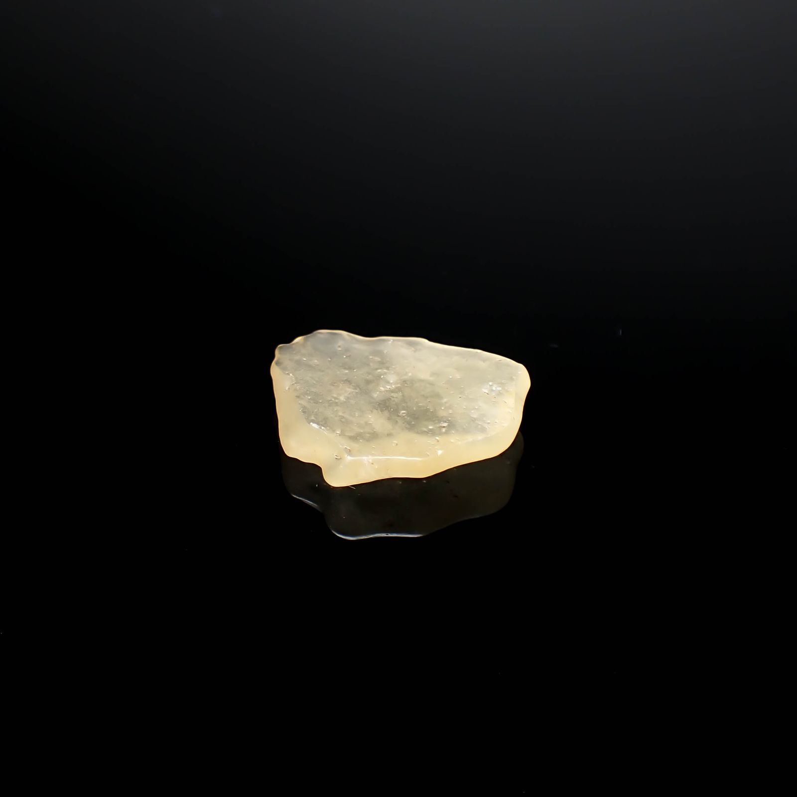 リビアングラス 原石 発見地：エジプト・リビア砂漠 10.70ct [241029289]22.5x19.4mm前後