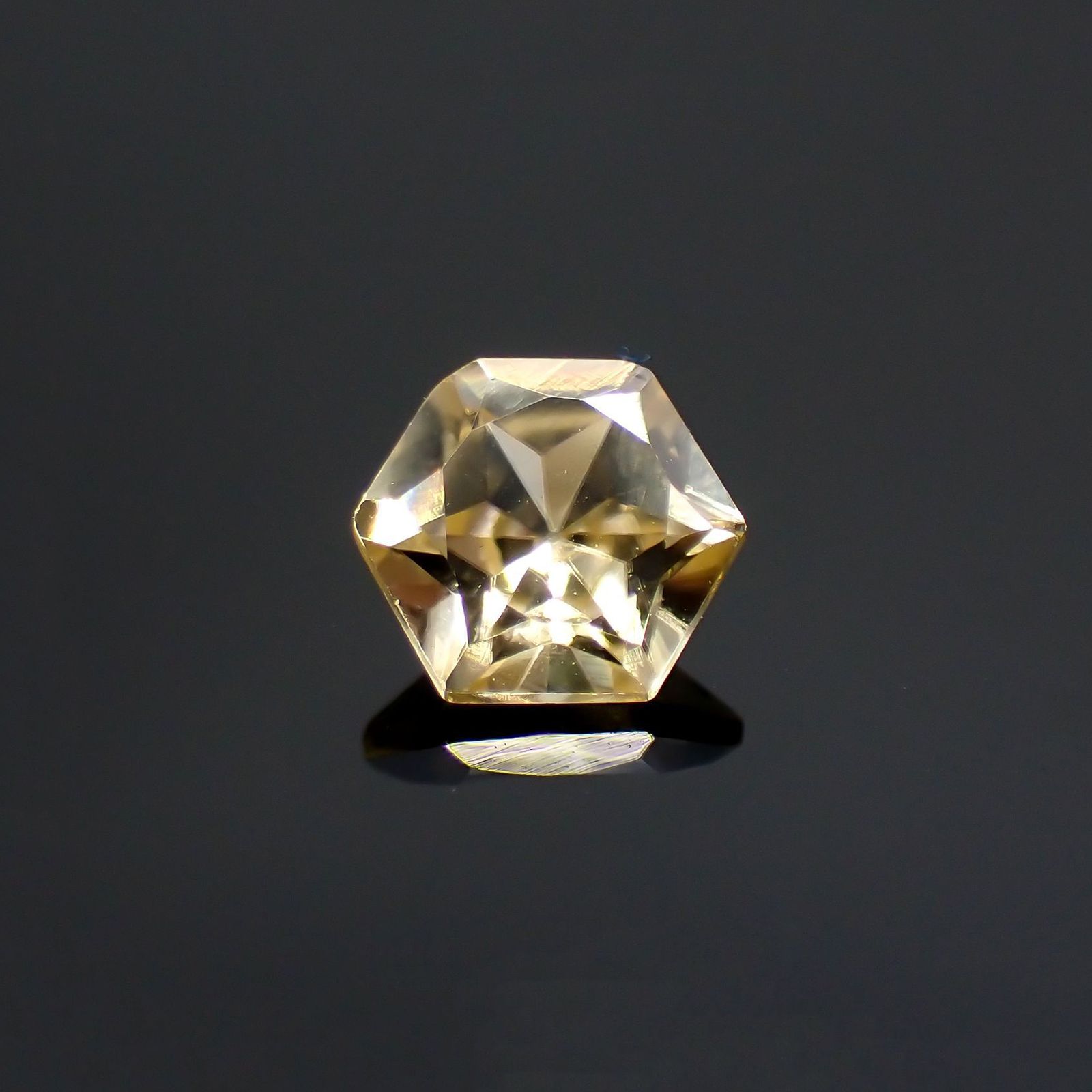 ◇ヘキサゴンカット◇イエロージルコン(宝石名ジルコン) カンボジア産 0.76ct 識別済[210410477]5×5mm前後