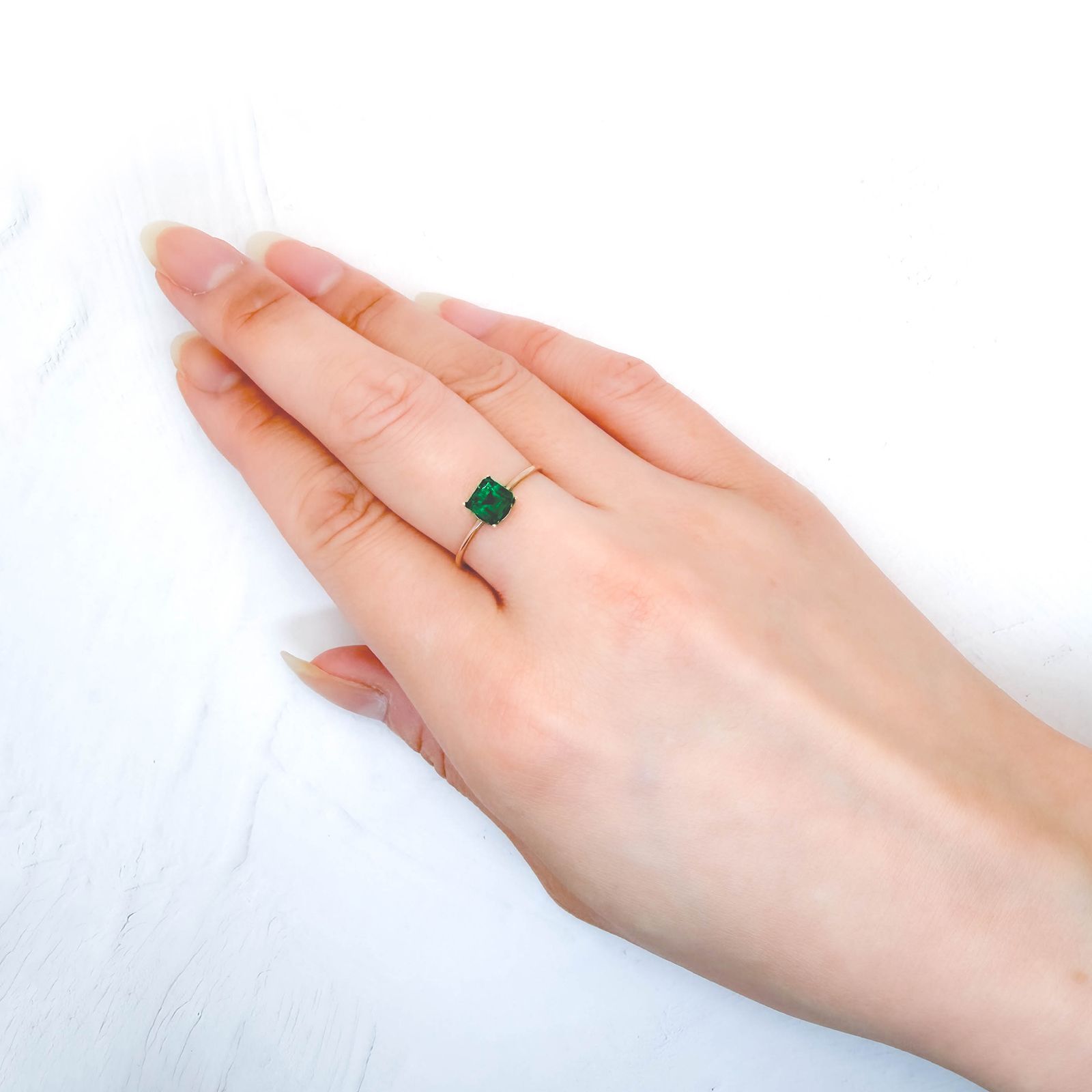 エメラルド(宝石名エメラルド) コロンビア産 ソ付(彩珠) 0.714ct / 5.3x5.2mm前後 [210711709]