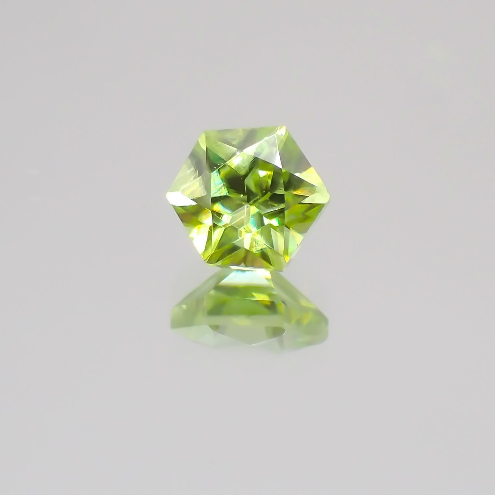◇ヘキサゴンカット◇スフェーン(宝石名スフェーン)マダガスカル産 0.39ct 識別済[231224439]4x4mm前後