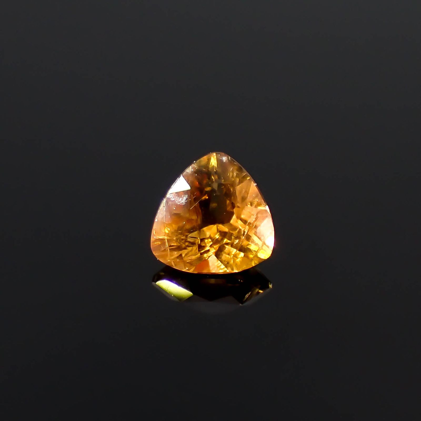 ゴールデンアイオライト マダガスカル産 0.16ct[240527665]3.7x3.6mm前後