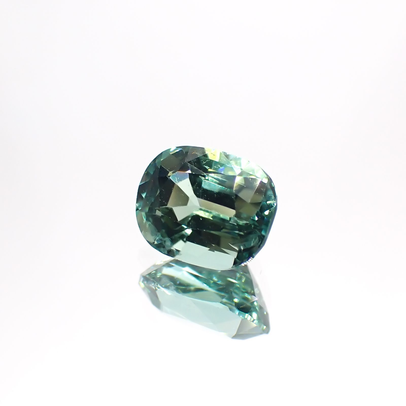 ブルーグリーントルマリン(宝石名グリーン・トルマリン) アフガニスタン産 1.252ct ソ付(彩珠)[211013582]7.4×5.8mm前後