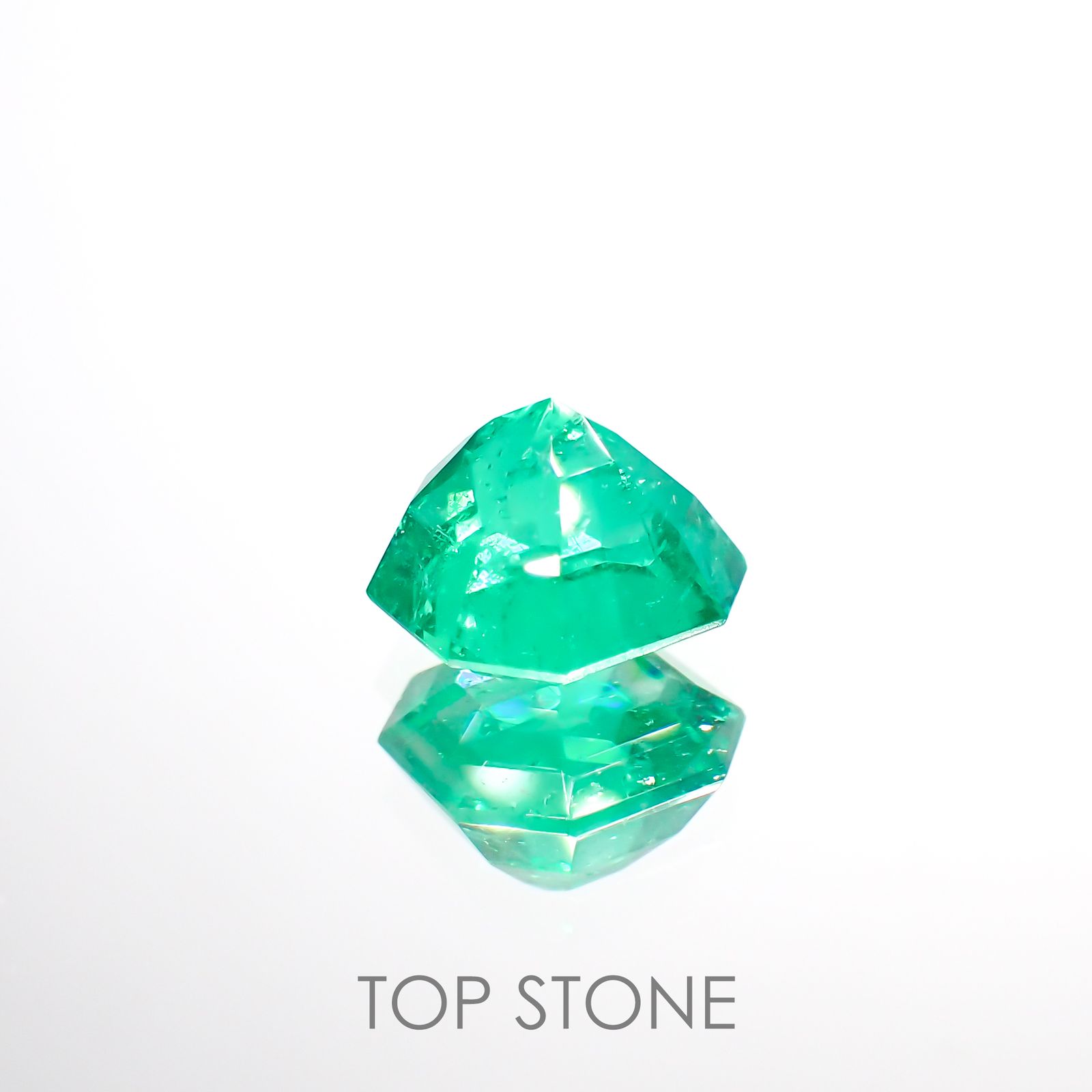 エメラルド(宝石名エメラルド) コロンビア産 1.768ct ソ付(彩珠)[210913158]7.4×7.1mm前後