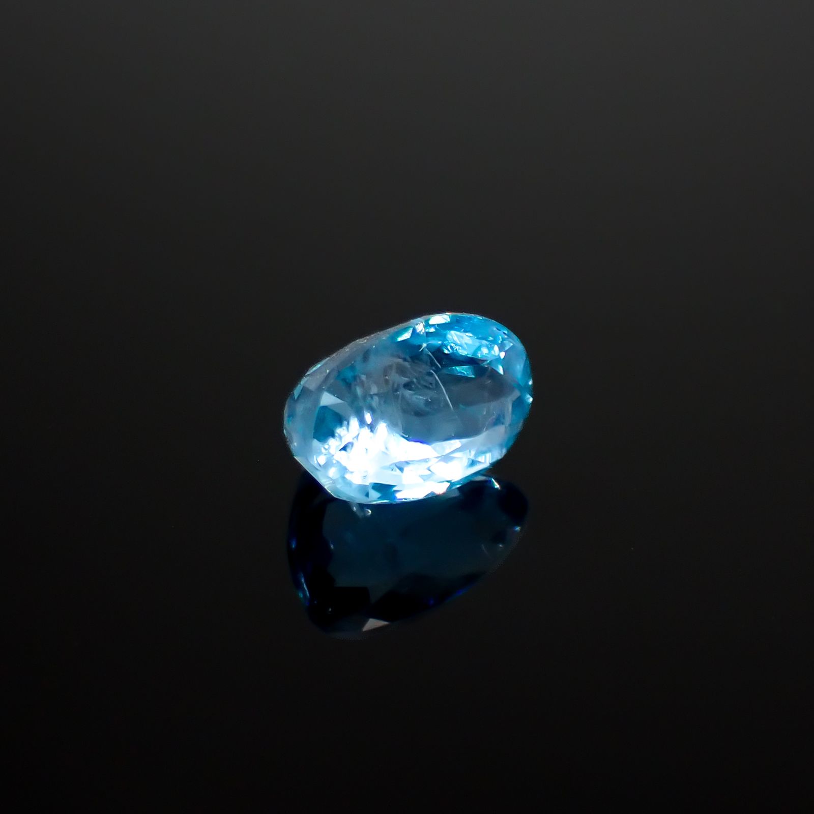 アウイナイト フルオレッセンス(宝石名アウイナイト)ドイツ産 0.727ct ソ付(彩珠)[240929129]6.7x4.4mm前後