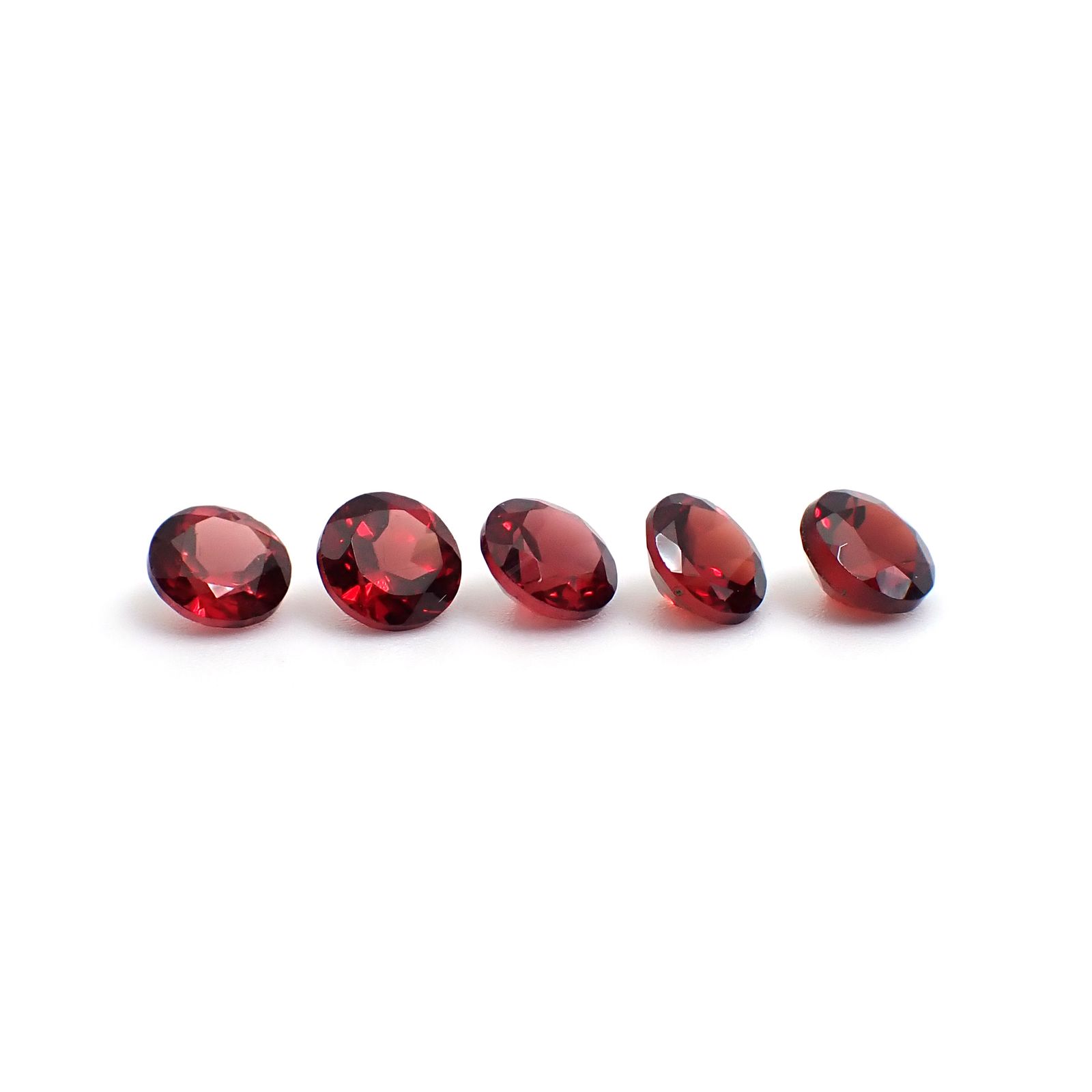 ◇ランダムセレクト◇パイロープアルマンディンガーネット モザンビーク産 約0.60ct / 5x5mm前後 [260532201]