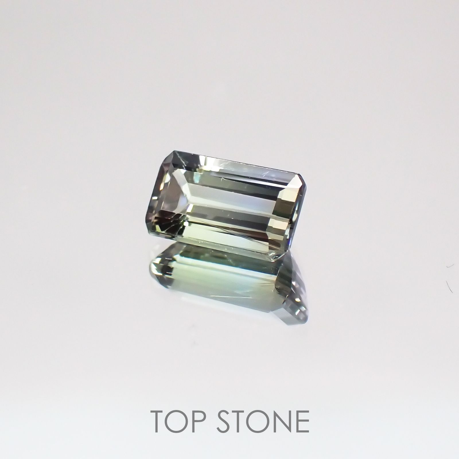 パーティーカラータンザナイト(ゾイサイト)非加熱 タンザニア産 ルース 0.8ct[210610947]6.6×3.7mm前後