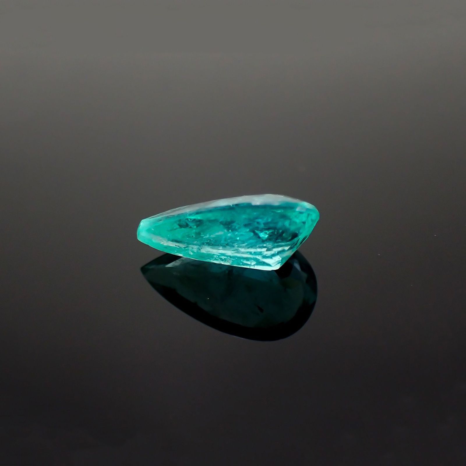 パライバトルマリン モザンビーク産 1.71ct / 10.8×6.4mm前後 [19111759]