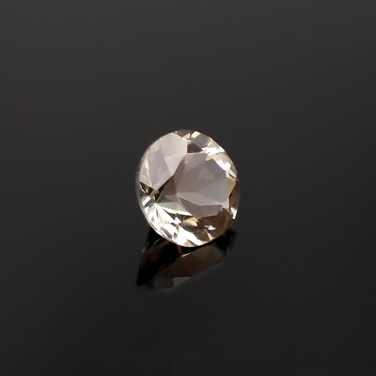 バイカラーオレゴンサンストーン アメリカ・オレゴン州産 0.81ct / 6.1x6mm前後 [230220679]