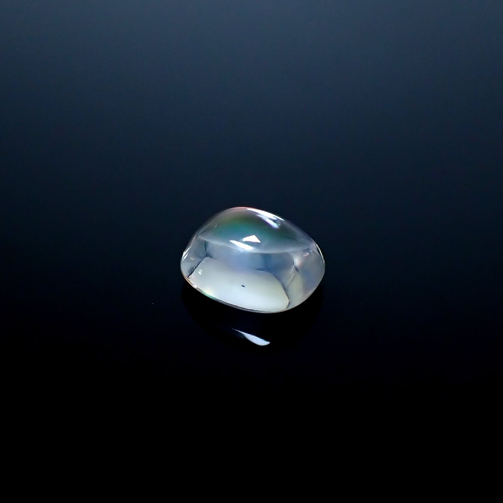 ◇バフトップカット◇レインボームーンストーン(宝石名ラブラドライト)マダガスカル産 識別済 0.96ct / 6.5x5.5mm前後 [250931036]