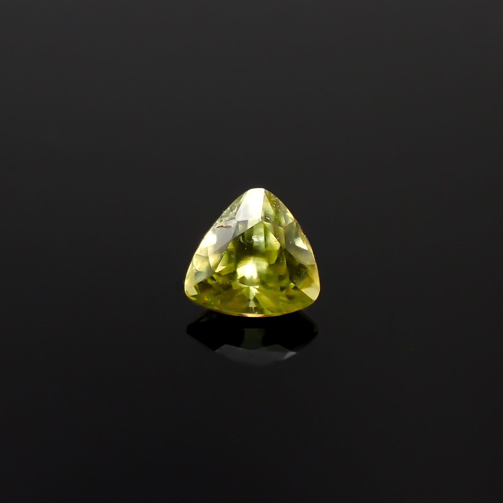 スフェーン マダガスカル産 0.30ct[240627906]4.1x4mm前後