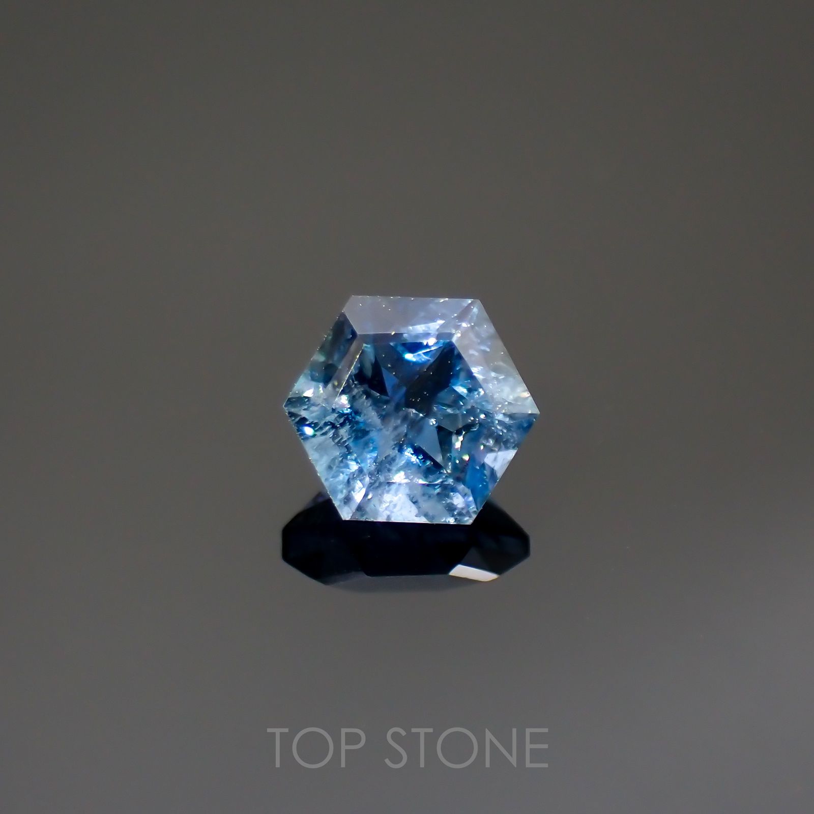 ◇ヘキサゴンカット◇サンタマリアアクアマリン(宝石名アクアマリン)ブラジル産 0.54ct 識別済[220114668]4.9x4.8mm前後