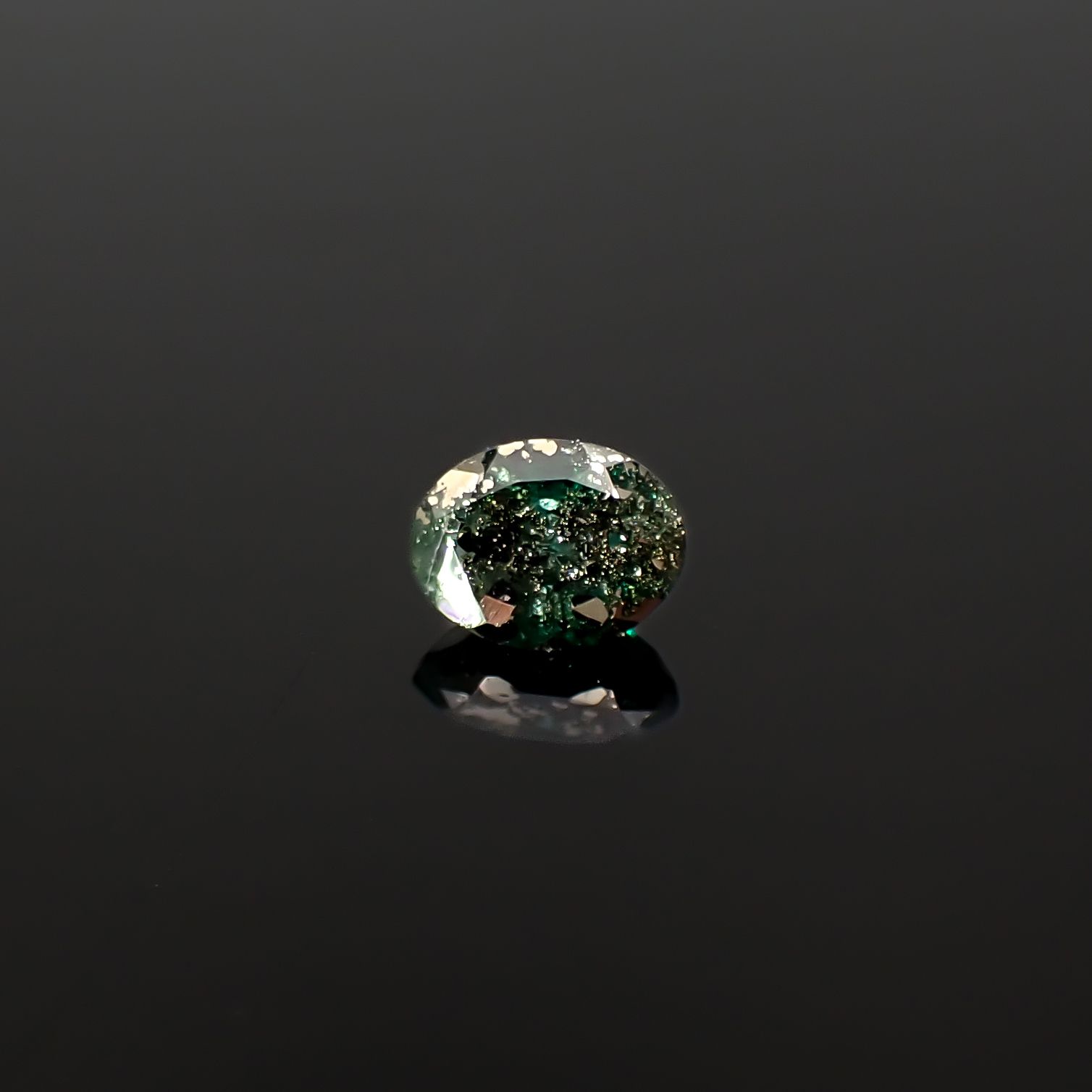 パイライトインエメラルド コロンビア産 0.62ct / 6.2x4.7mm前後 [260532123]