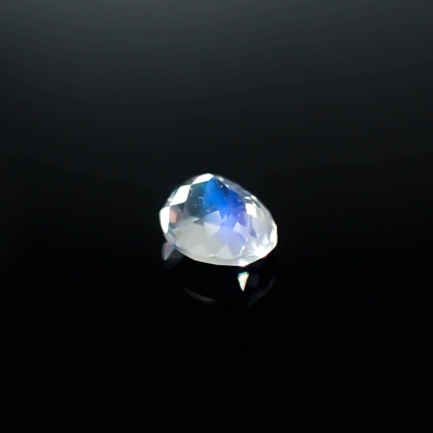 レインボームーンストーン ザンビア産 0.50ct [250730914]5.4x4.5mm前後