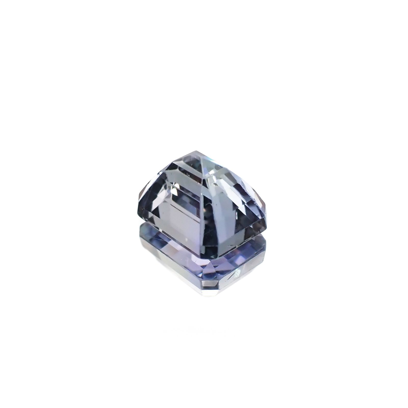 バイカラータンザナイト(宝石名タンザナイト) タンザニア産 ソ付(彩珠) 2.382ct / 7.9x6.2mm前後 [210711640]