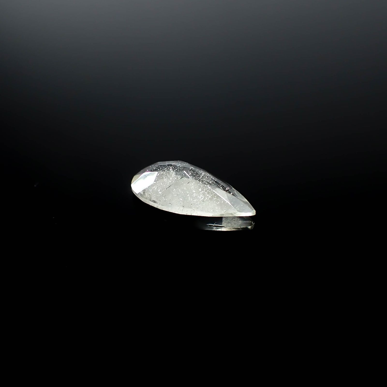 リビアングラス 発見地：エジプト・リビア砂漠 1.96ct / 13.9x8mm前後 [251131310]