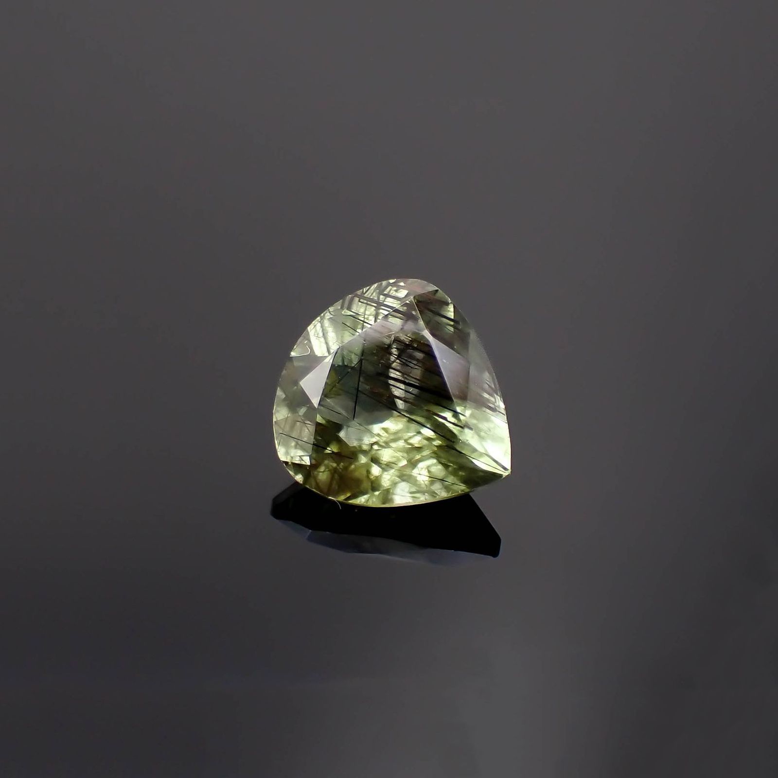 ルドウィジャイトインペリドット パキスタン産 1.90ct / 8.5x8.2mm前後 [260419515]