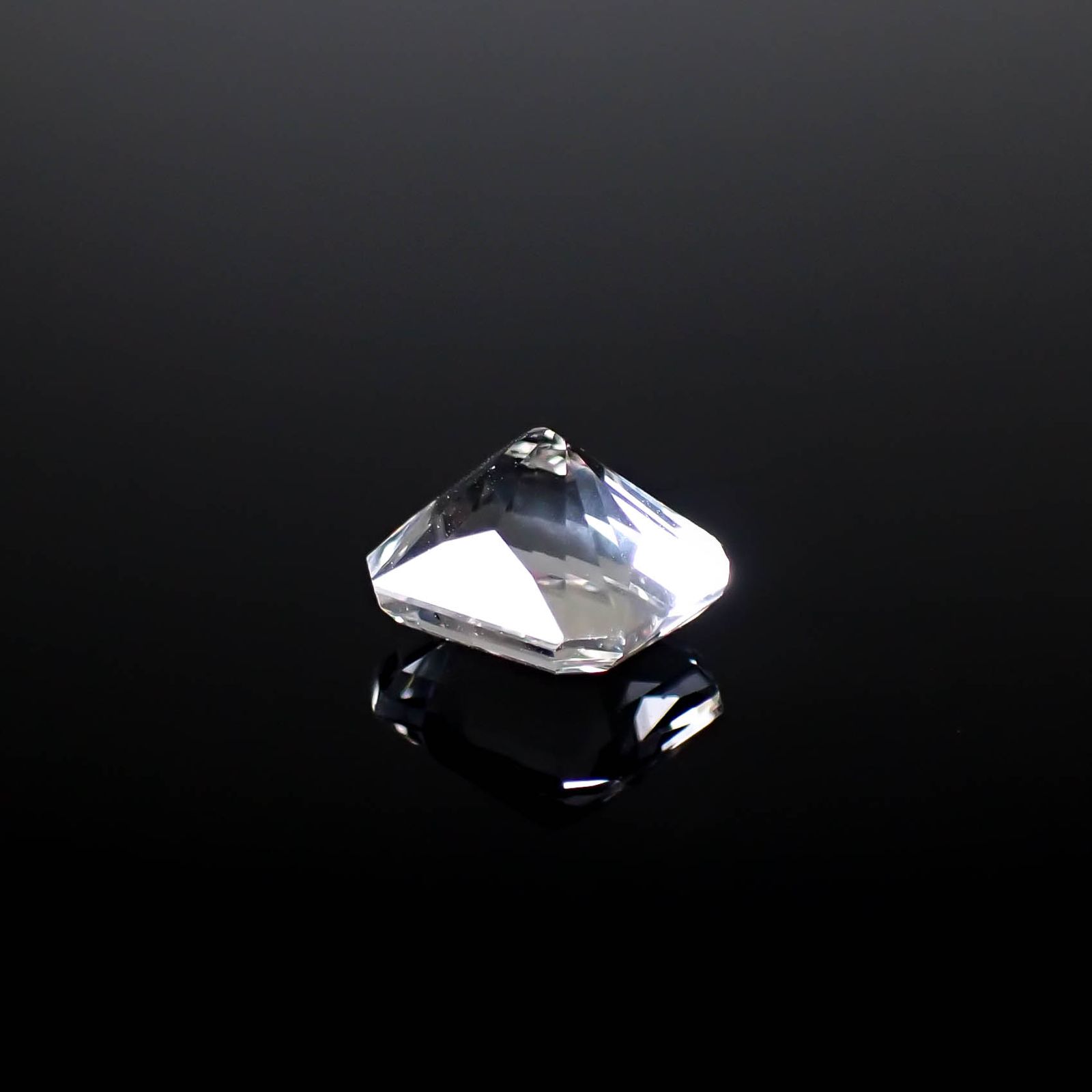 カラーレスフローライト フルオレッセンス イギリス産 3.05ct [250430156]8.6x7.6mm前後