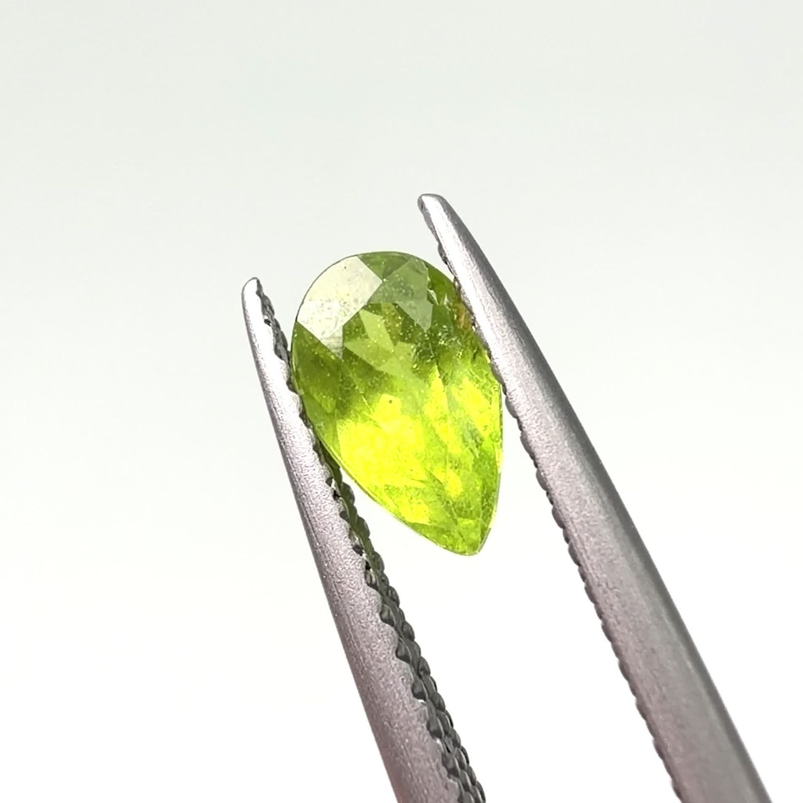 ベスビアナイト(アイドクレース) ケニア産 0.83ct / 7.3x4.4mm前後