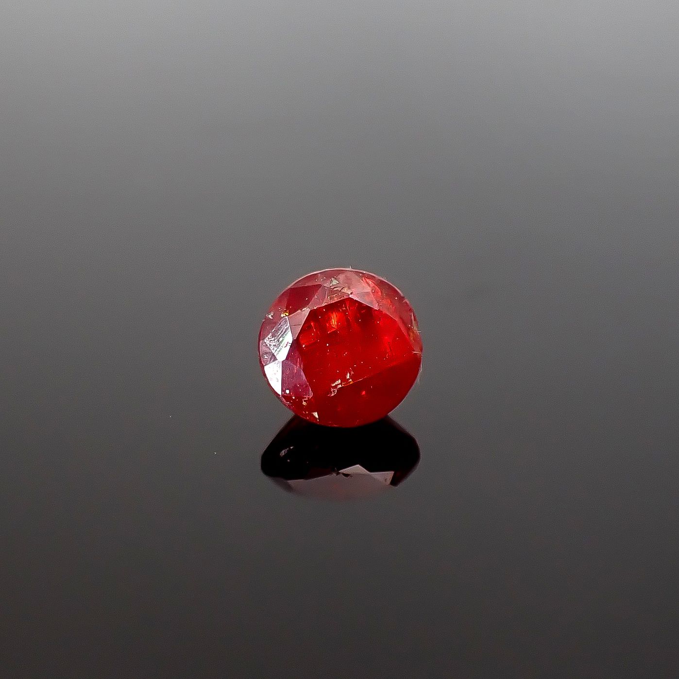 ジンカイト 天然結晶(宝石名ジンカイト)アメリカ・ニュージャージー州フランクリン鉱山産 ソ付(日独) 0.768ct / 4.53x4.6mm前後 [260432073]