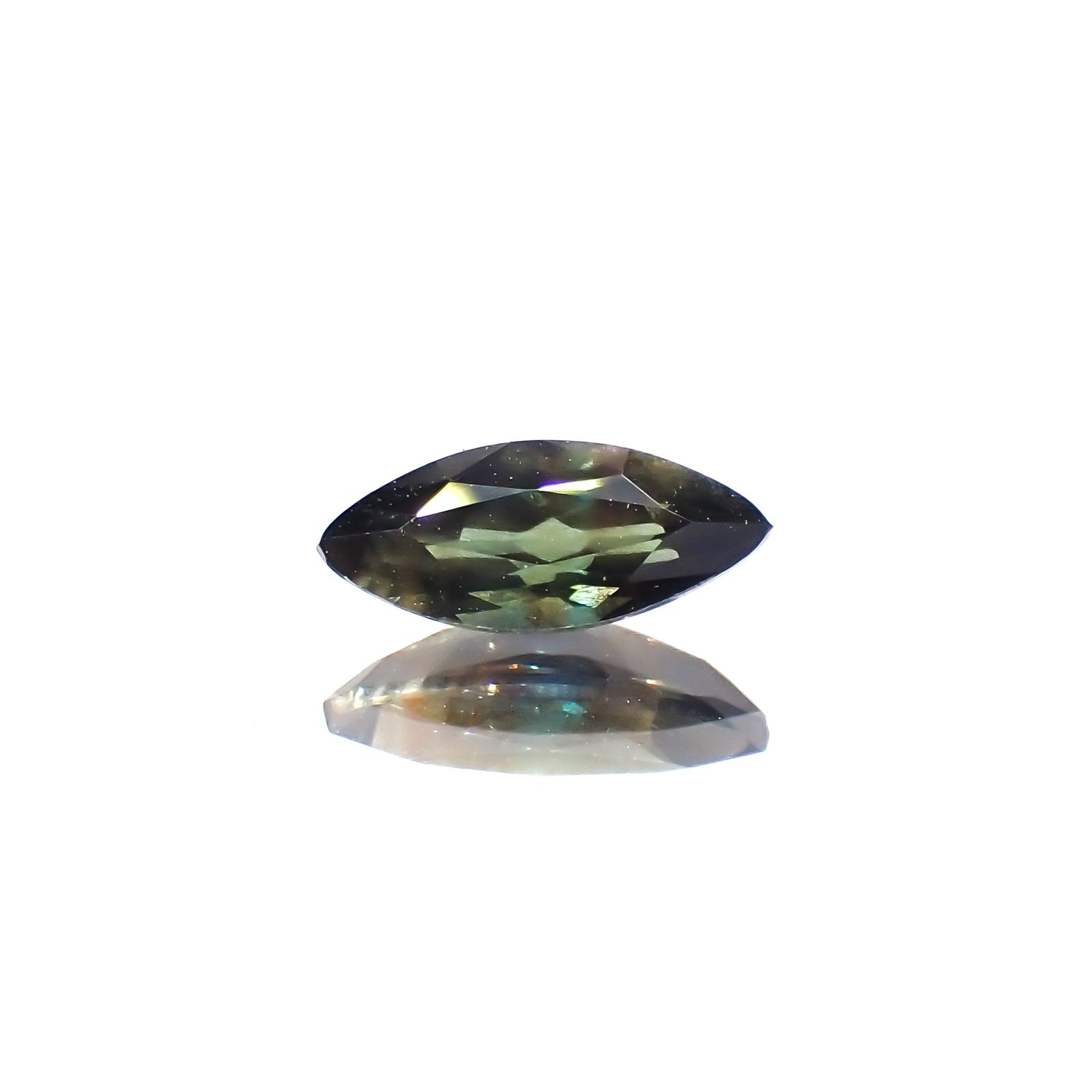 ゴールドシーンサファイア 非加熱(宝石名シーン・サファイア)ケニア産 0.67ct 識別済[231023909]8.2x3.4mm前後