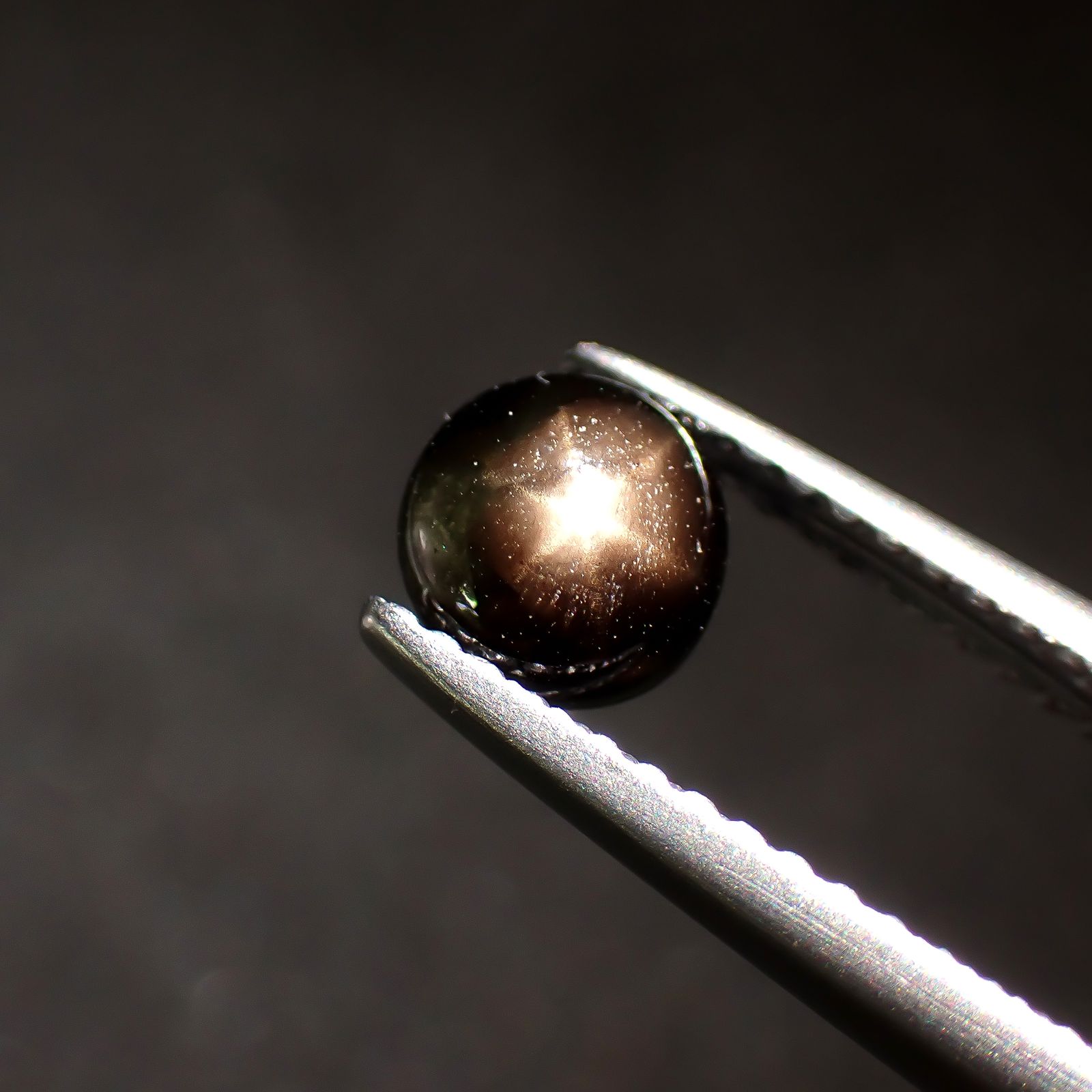 ゴールドシーンサファイア(宝石名シーン・サファイア)ケニア産 識別済 0.84ct / 5.5x5.4mm前後 [260816216]