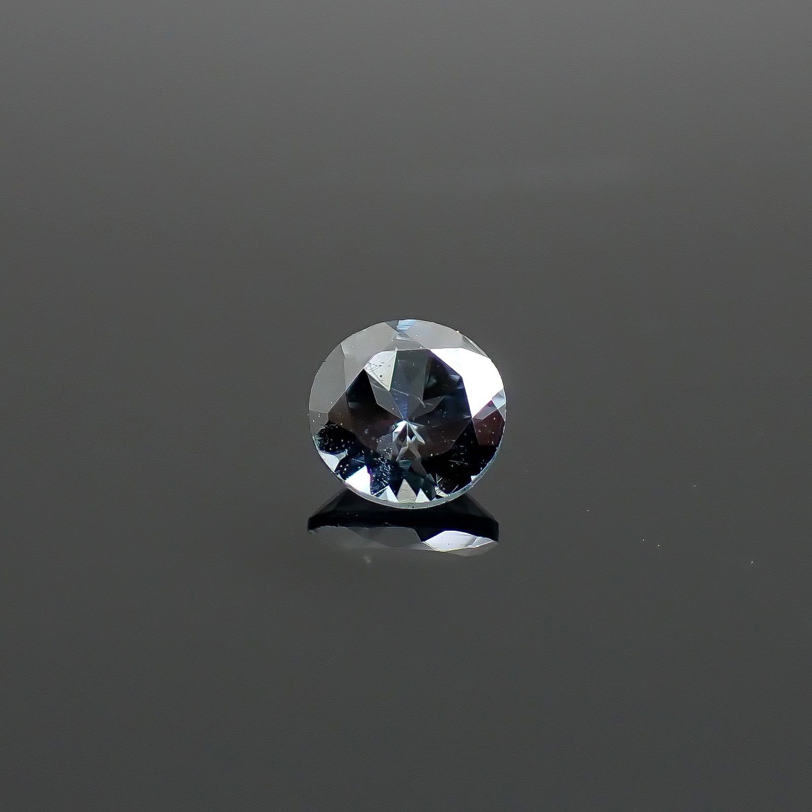 ブルーイッシュグレースピネル タンザニア産 0.26ct / 4x4mm前後 [260632522]