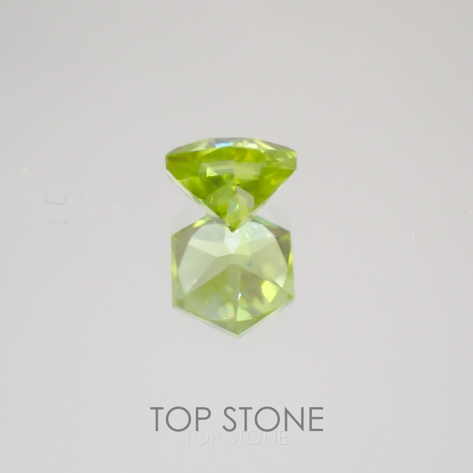 ◇ヘキサゴンカット◇スフェーン(宝石名スフェーン) マダガスカル産 0.71ct 識別済[21029415]5.1×5mm前後