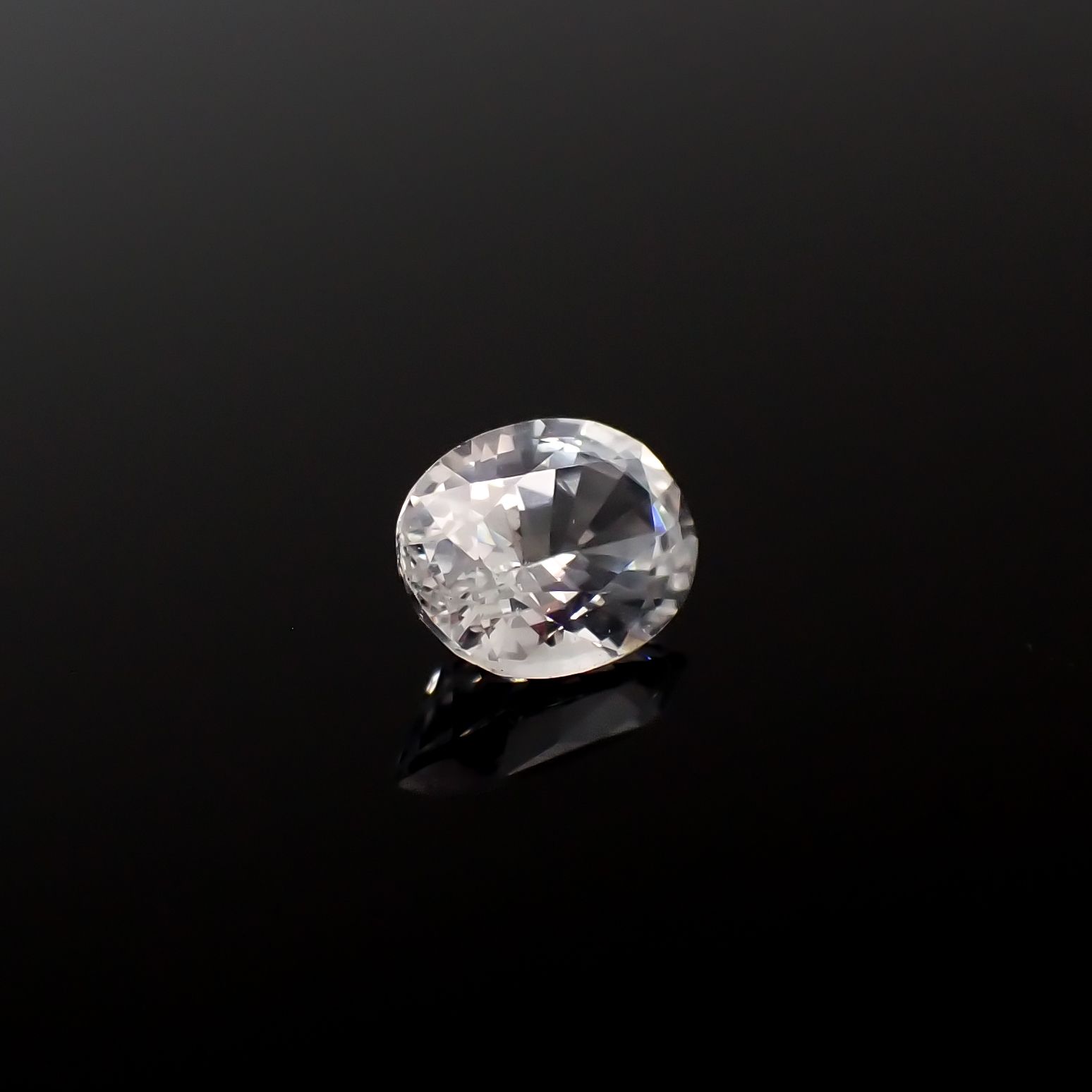 カラーレスサファイア スリランカ産 0.43ct[240527479]5.1x3.8mm前後