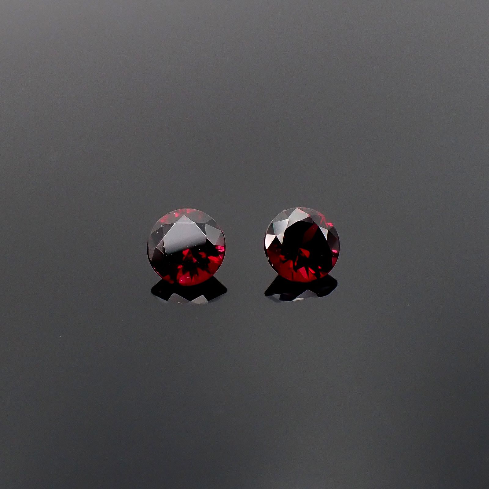 ◇ペアセット◇アントヒルガーネット(クロムパイロープガーネット) アメリカ・アリゾナ州産 1.08ct / 4.9-5.0x4.9-5.0mm前後 [251231544]