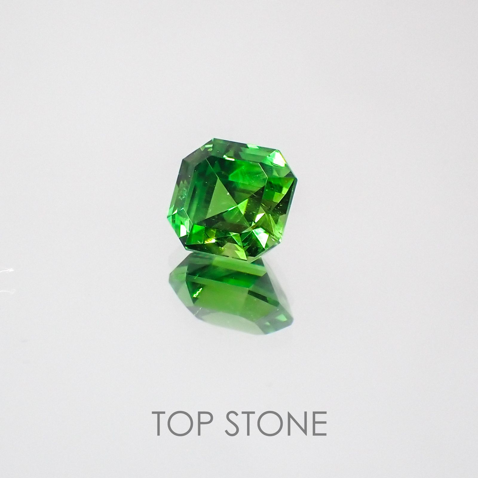 デマントイドガーネット(宝石名デマントイド・ガーネット) ロシア産 0.931ct ソ付(彩珠)[210310253]5×5mm前後