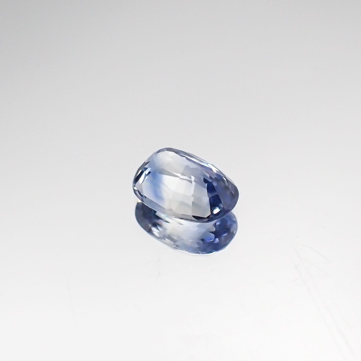 アイスブルーサファイア スリランカ・マダガスカル産 ルース 0.44ct[210711173]5.2×3.7mm前後