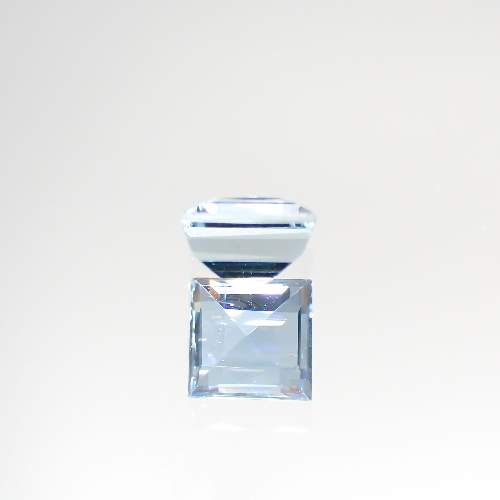 アクアマリン サンタマリアカラー(宝石名アクアマリン) モザンビーク産 0.69ct 識別済[210912602]5×4.9mm前後