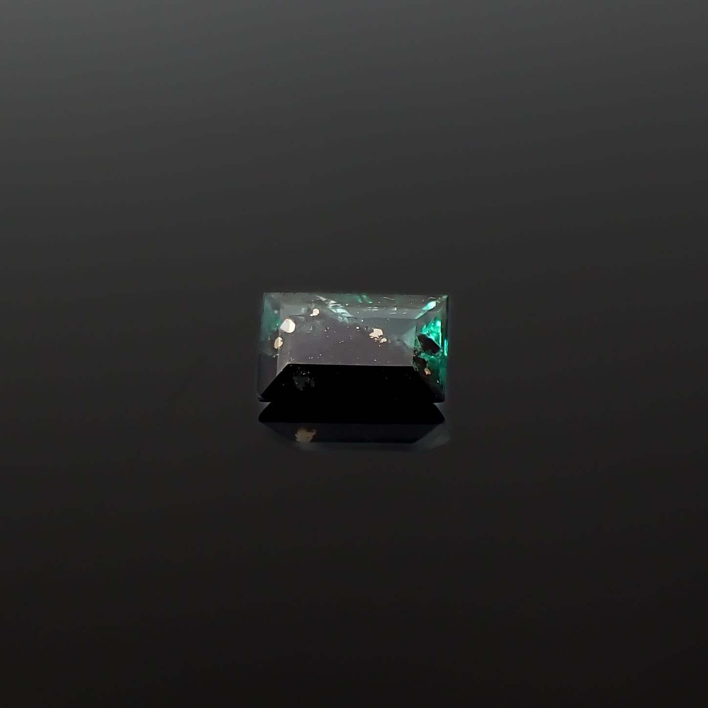 パイライトインエメラルド コロンビア産 0.36ct / 5.7x3.6mm前後 [260532120]