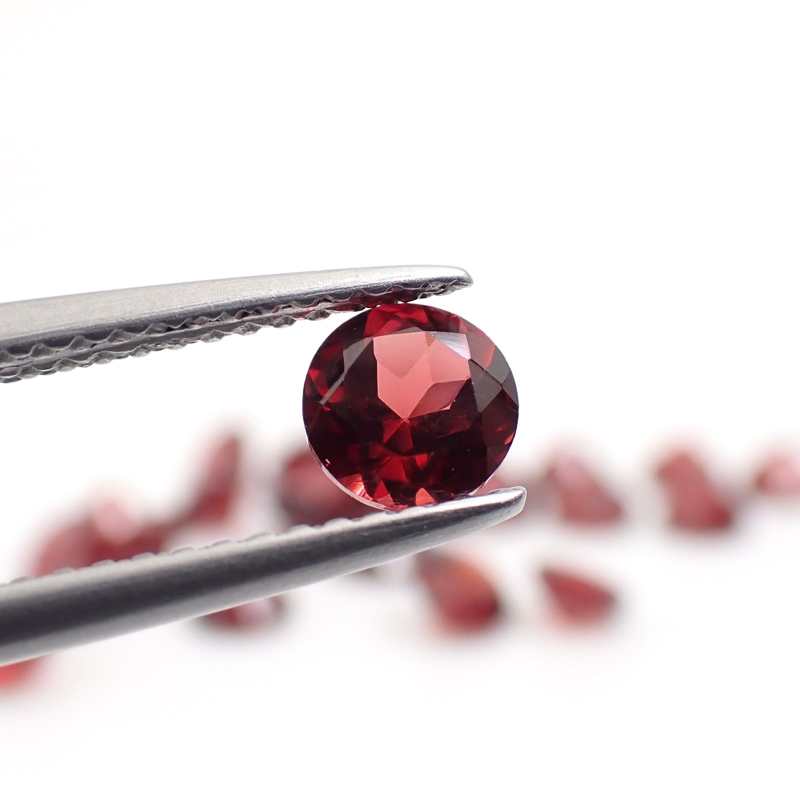 ◇ランダムセレクト◇パイロープアルマンディンガーネット モザンビーク産 約0.60ct / 5x5mm前後 [260532201]