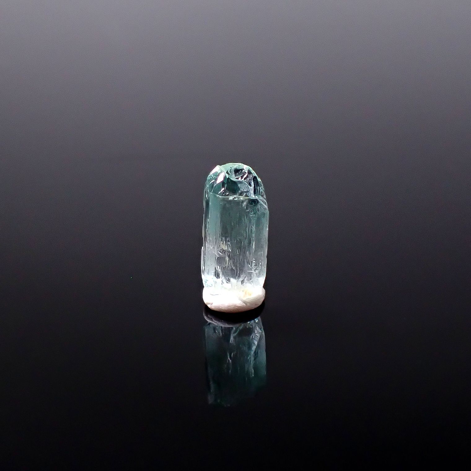 ミントベリル柱状結晶 原石 ナイジェリア産 1.18ct / 9.1x4.5mm前後 [251231417]