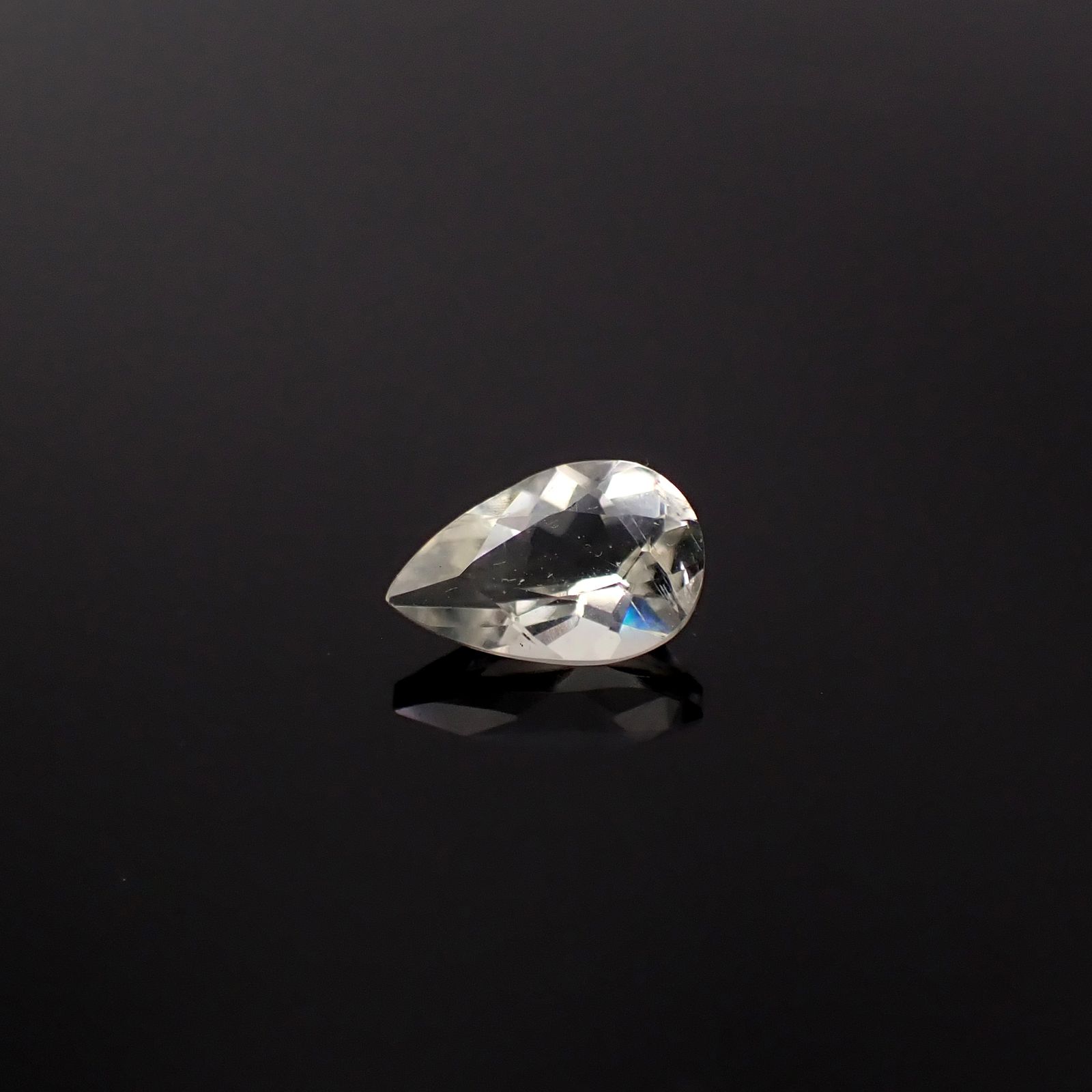 リューサイト 遊色効果あり(宝石名リューサイト)イタリア産 識別済 0.45ct / 6.8x4.4mm前後 [260131553]