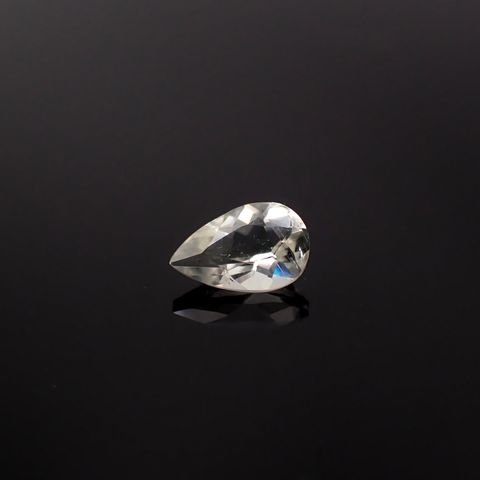 リューサイト 遊色効果あり(宝石名リューサイト)イタリア産 識別済 0.45ct / 6.8x4.4mm前後 [260131553]