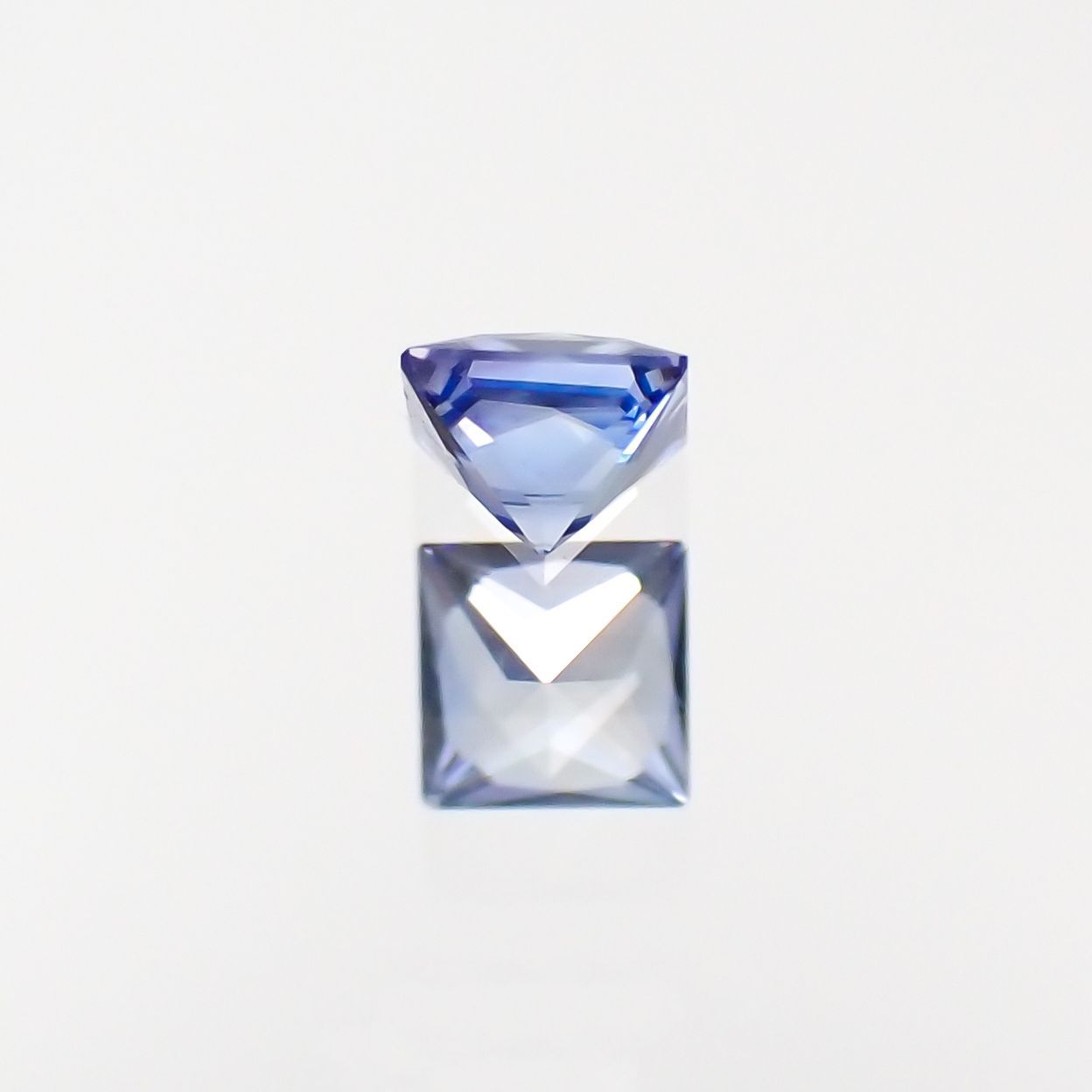 ◇プリンセスカット◇ベニトアイト アメリカ・カリフォルニア州産 0.085ct[221118978]2.4x2.3mm前後