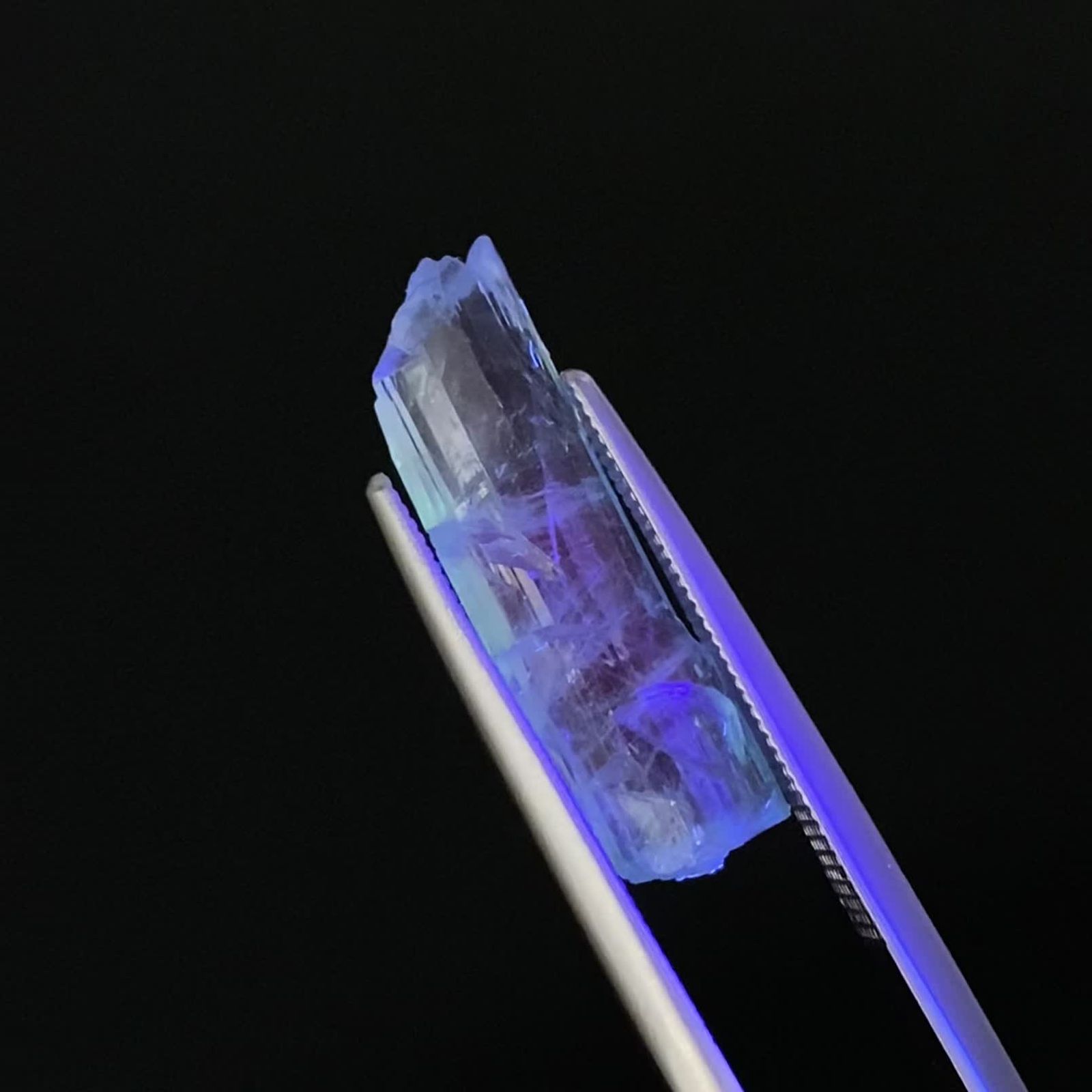 エメラルド柱状結晶 原石 コロンビア産 5.64ct / 20.5x6mm前後