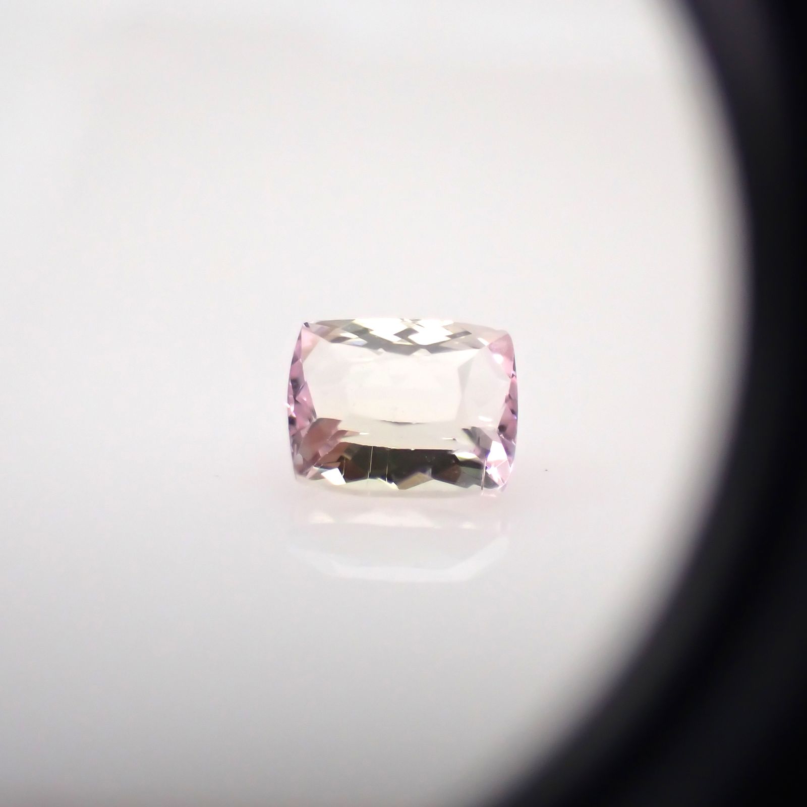 ピンクゾイサイト(宝石名ピンク・ゾイサイト)タンザニア産 0.620ct ソ付(彩珠)[241129502]5.3x4.3mm前後