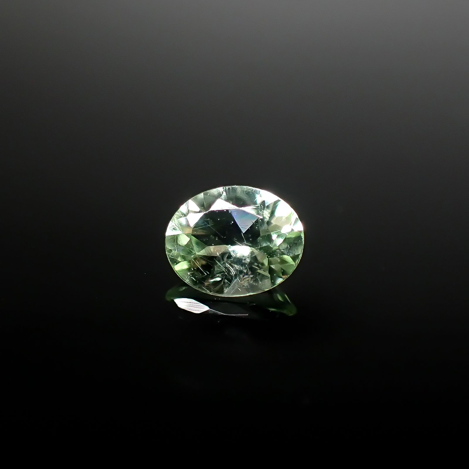 ミントペリドット パキスタン/ノルウェー産 0.33ct [250730642]5.1x4.2mm前後