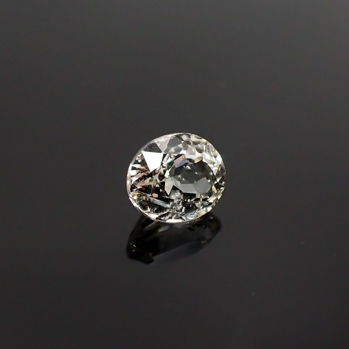 リューコガーネット(宝石名ホワイト グロッシュラー・ガーネット) ビルマ産 0.528ct ソ付(彩珠)[210711540]5.2×4.3mm前後