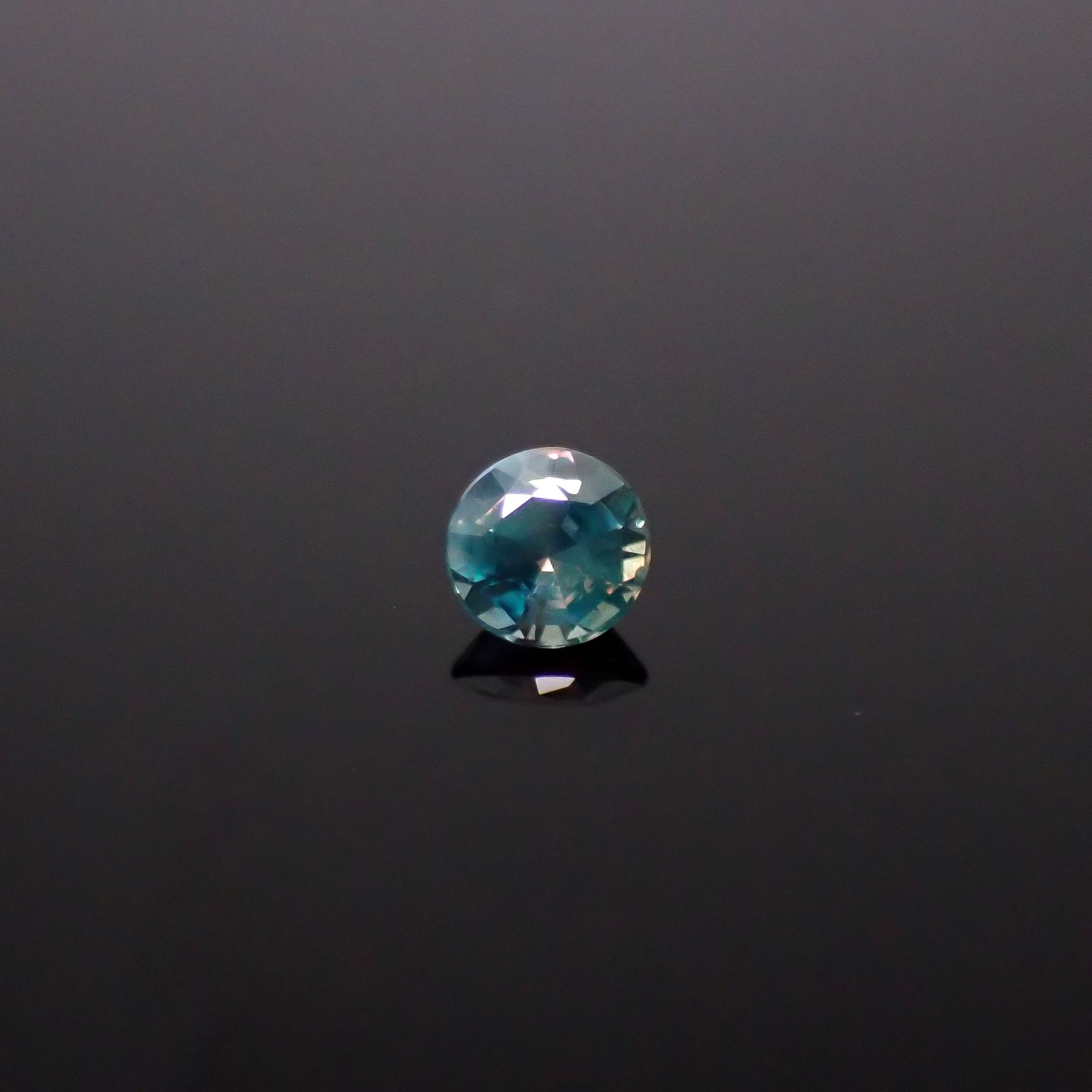 シルキーアレキサンドライト ブラジル・ミナスジェライス州ヘマチタ鉱山産 0.093ct / 2.7x2.7mm前後 [250931026]