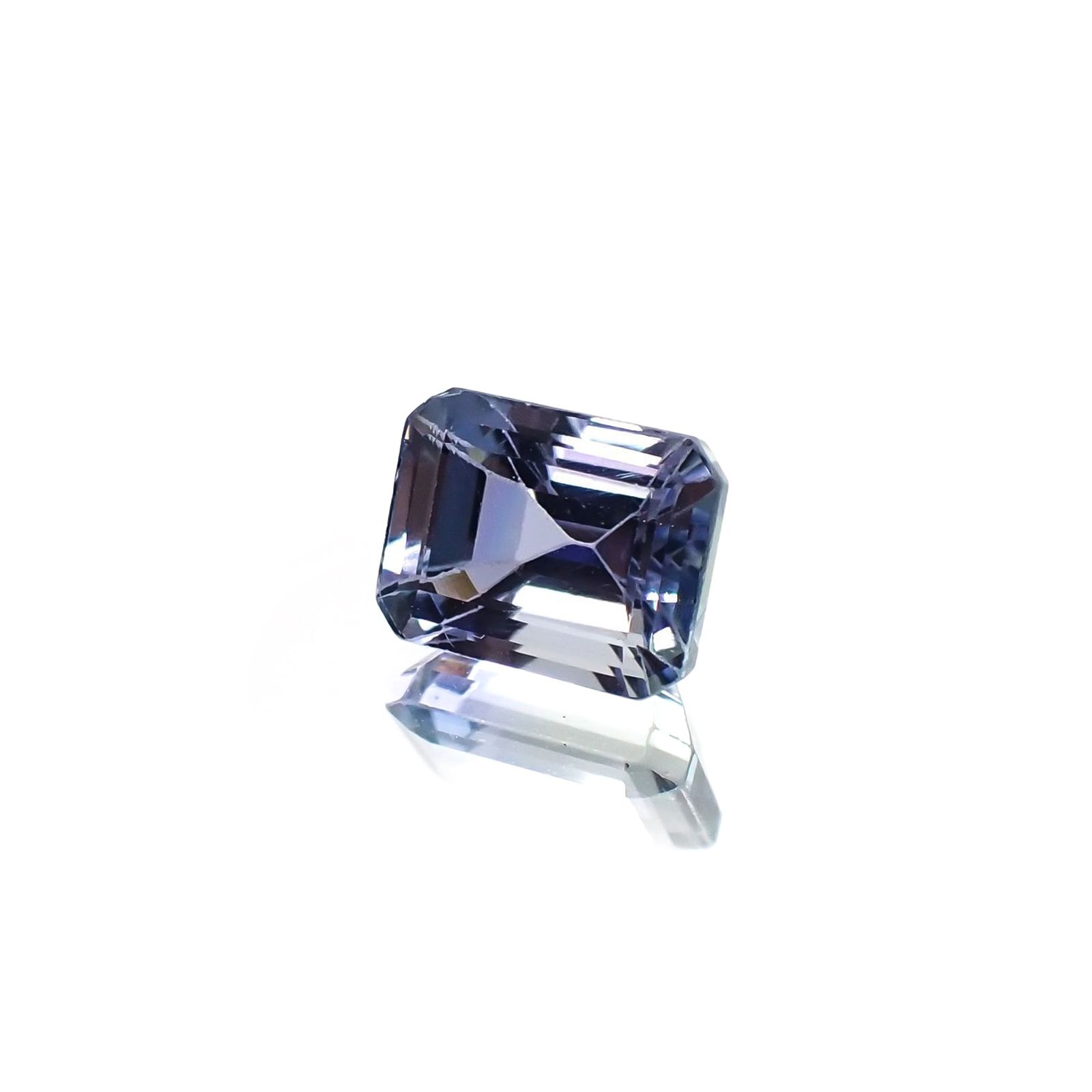 バイカラータンザナイト(宝石名タンザナイト) タンザニア産 ソ付(彩珠) 2.382ct / 7.9x6.2mm前後 [210711640]