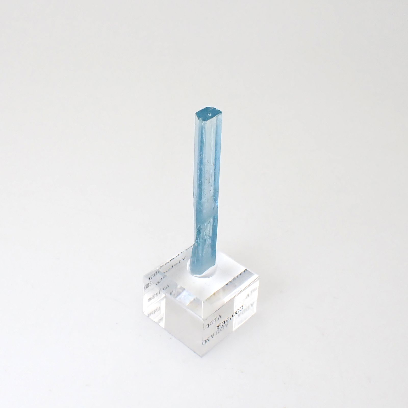 アクアマリン柱状結晶原石 ベトナム産 アクリル台座付き 22.59ct(4.518g) / 4.6x8.2x52.6mm前後 [260632330]