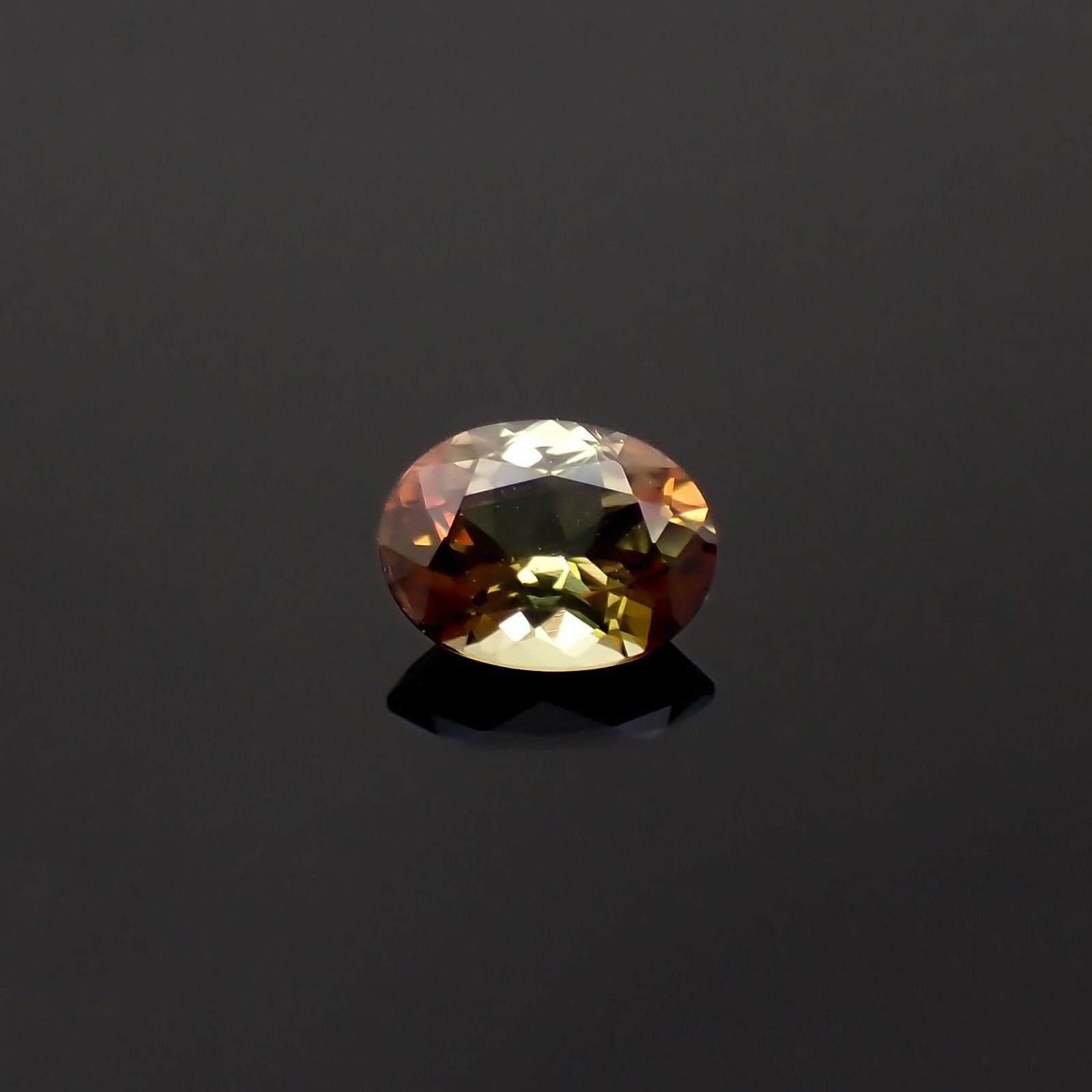 バイカラーアンダリュサイト スリランカ/マダガスカル産 0.62ct[230421599]6.2x4.7mm前後