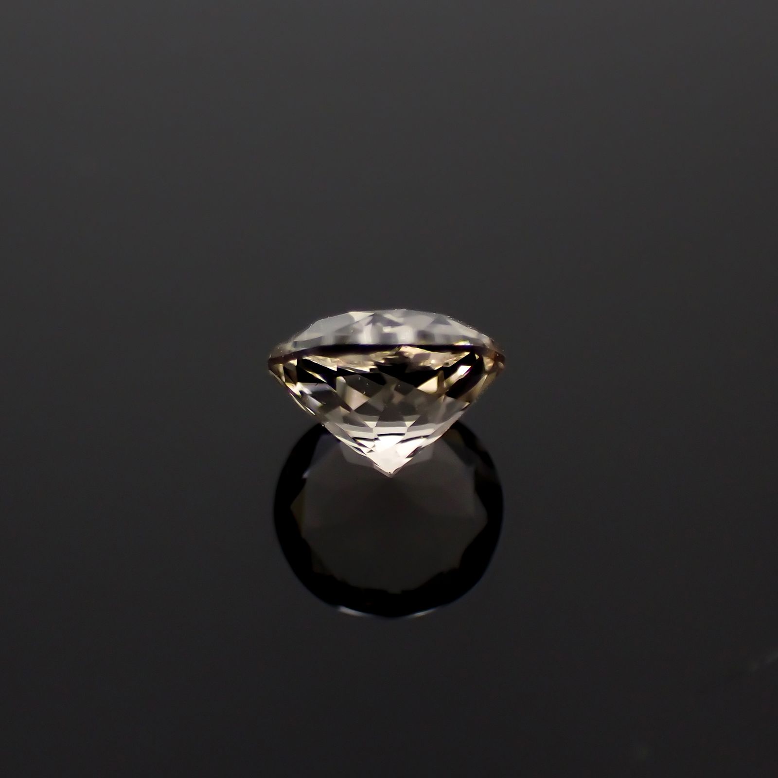 含バリウム・サニディン(宝石名サニディン)ドイツ産 0.61ct 識別済[231224968]5.6x5.6mm前後