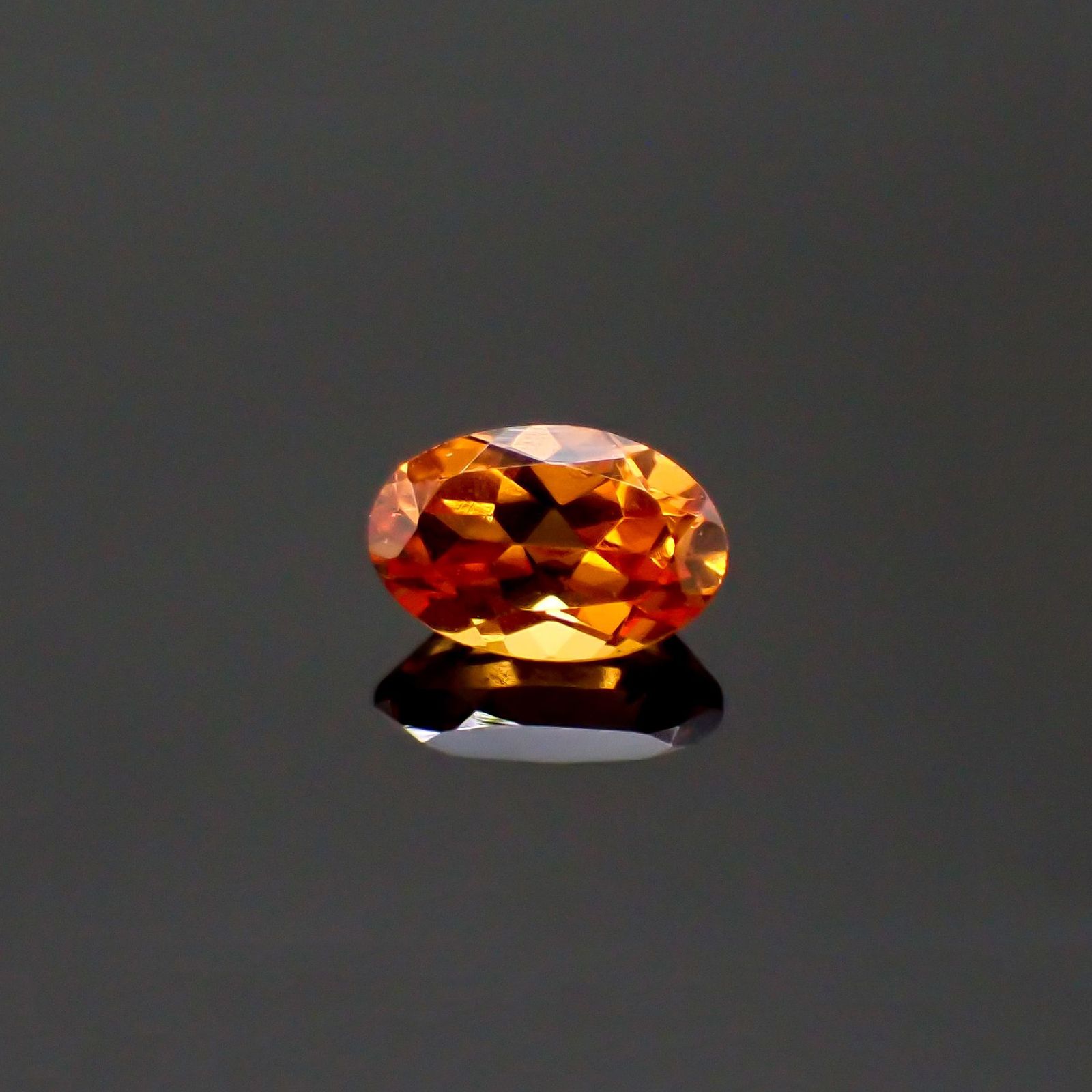 スペサルティンガーネット(宝石名ガーネット)タンザニア産 識別済 0.69ct / 6.2x4mm前後 [260617545]