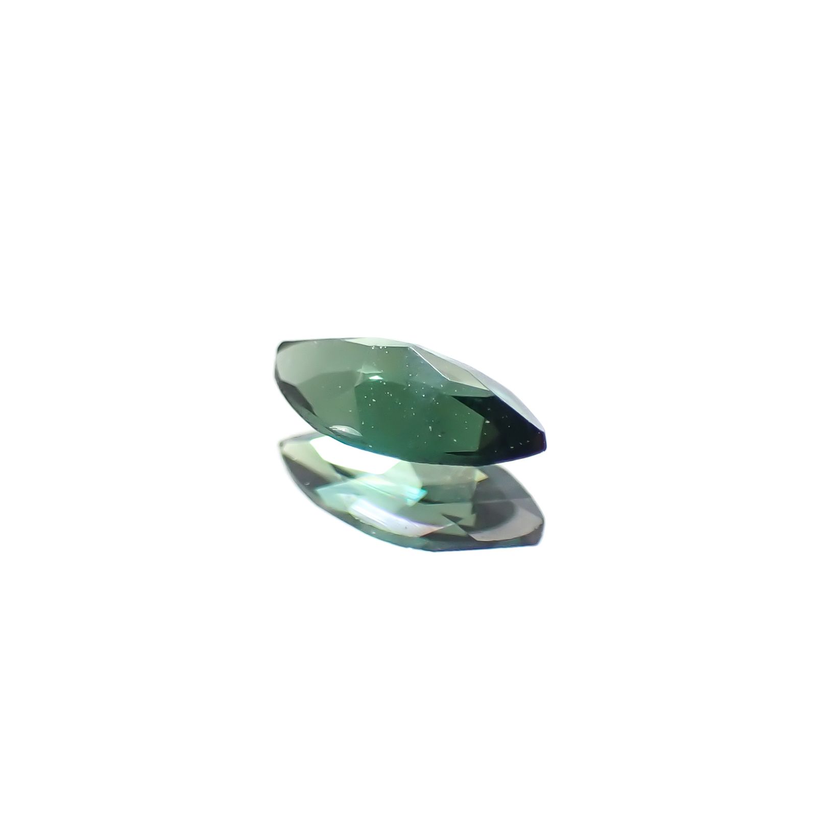 ベキリーブルーガーネット（カラーチェンジガーネット アレキタイプ） マダガスカル・ベキリー産 0.17ct [241229620]5.2x2.6mm前後
